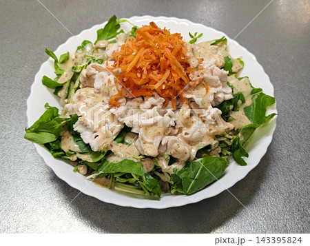 ヘルシーな豚しゃぶとキャロットラペや葉野菜を盛り付けた具だくさん冷しゃぶサラダ ヘルシーな豚しゃぶとキャロットラペや葉野菜を盛り付けた具だくさん冷しゃぶサラダ 143395824