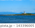 海に立つ白と黒の灯台 143396005