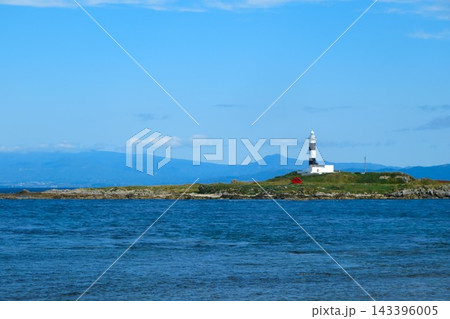 海に立つ白と黒の灯台 海に立つ白と黒の灯台 143396005