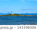 離れ小島に立つ灯台 143396006