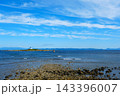 岸から離れた小島に立つ灯台 143396007