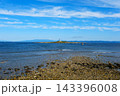 沖の小島に立つ北の灯台 143396008