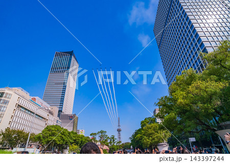 ブルーインパルス、名古屋市上空を展示飛行する〈愛知県名古屋市〉 143397244