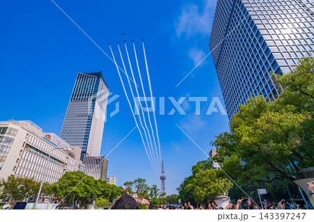 ブルーインパルス、名古屋市上空を展示飛行する〈愛知県名古屋市〉 143397247