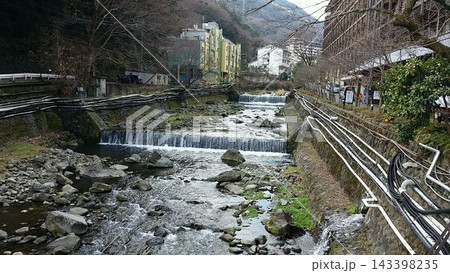 箱根の宿の天成園沿いに流れる川 箱根の宿の天成園沿いに流れる川 143398235