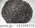 香ばしく炒られた黒ごまの粒が集まる、栄養豊富な食材のクローズアップ 143399578