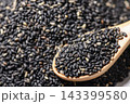 木製スプーンにのせた黒いりごまの食材写真 143399580