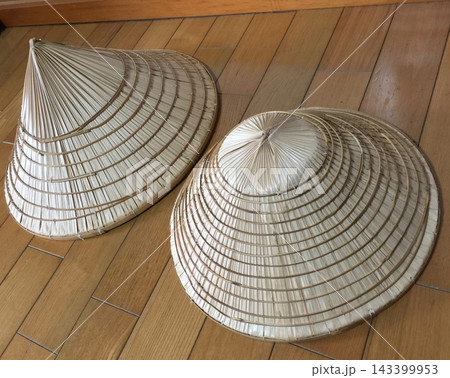 床に並べられた2つの沖縄伝統クバ笠 床に並べられた2つの沖縄伝統クバ笠 143399953