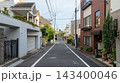 日本の閑静な住宅街の街並み 143400046