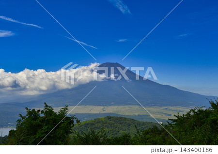 【山梨県】石割山山頂から眺める夏の富士山 【山梨県】石割山山頂から眺める夏の富士山 143400186