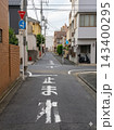 日本の住宅街の道路に描かれた、かすれた「止まれ」の文字と標識 143400295