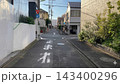 日本の住宅街の道路に描かれた、かすれた「止まれ」の文字と標識 143400296