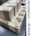 ビジネス・金融のイメージに最適な一万円札の札束の山 143400390