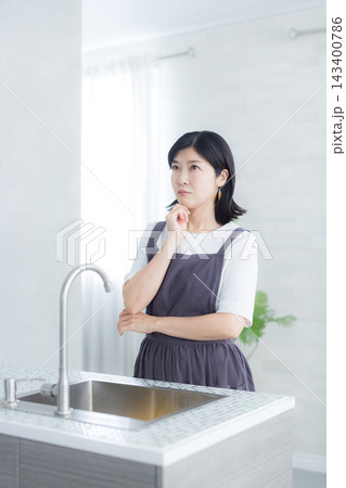 キッチンで家事をする女性 キッチンで家事をする女性 143400786