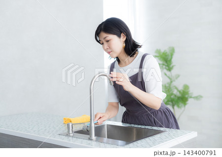 キッチンで家事をする女性 キッチンで家事をする女性 143400791