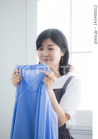 洗濯物を干す女性 洗濯物を干す女性 143400812