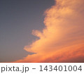 夕日に照らされた雲 143401004
