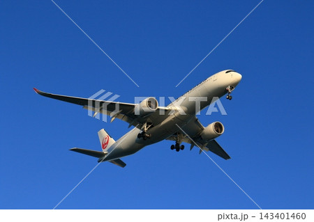 着陸進入する旅客機 羽田空港の風景 着陸進入する旅客機 羽田空港の風景 143401460