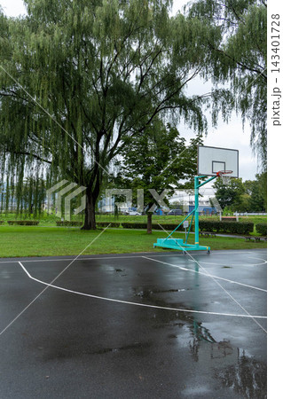 雨に濡れた公園のバスケットボールコート 143401728
