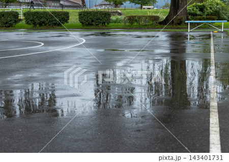雨に濡れた公園のバスケットボールコート 雨に濡れた公園のバスケットボールコート 143401731