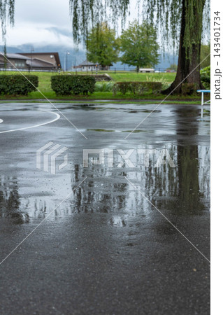 雨に濡れた公園のバスケットボールコート 雨に濡れた公園のバスケットボールコート 143401734