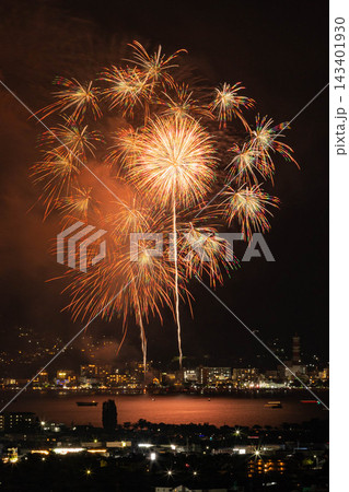 諏訪湖上に打ち上がる大輪の花火と夜景 143401930