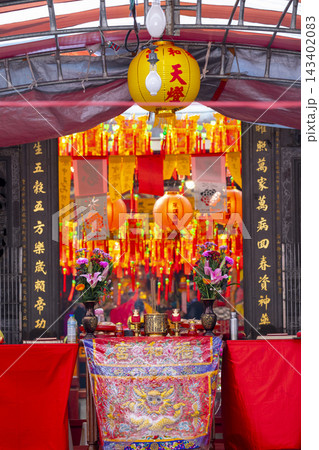 縁日 祭壇 お寺 143402083