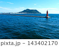 函館港の入り口に立つ赤灯台と函館山 143402170