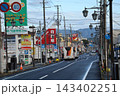 【朝】地方都市の静かな通り 143402251