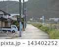 【朝】川沿いの静かな道 143402252