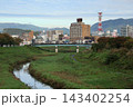 【朝】地方都市の川景とビル群 143402254