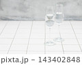 水の入ったおしゃれなグラス。白いタイル。 143402848