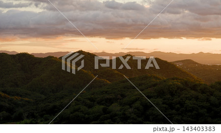 夕陽に照らされた山並み 夕陽に照らされた山並み 143403383