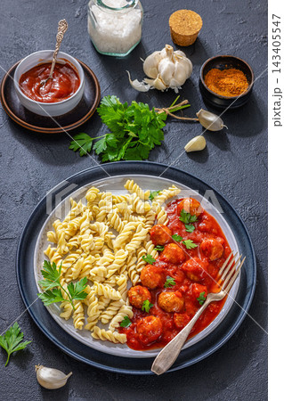 Boulettes de viande sauce tomate avec pasta 143405547