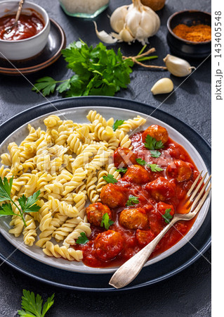 Meatballs in rich marinara sauce and fusilli pasta 143405548