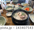 白濁したスープと鶏肉が入った韓国料理とおかずの食卓 143407543