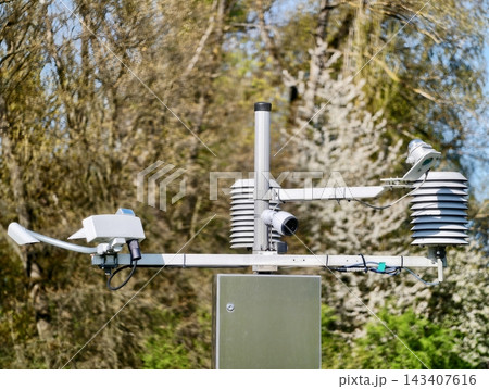 Observation instrument capturing microclimate data with radiation shield and connectivity indicators Observation instrument capturing microclimate data with radiation shield and connectivity indicators 143407616