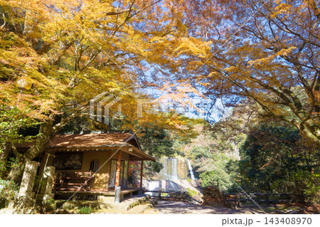 神社と紅葉(大分県九重町龍門の滝) 神社と紅葉(大分県九重町龍門の滝) 143408970