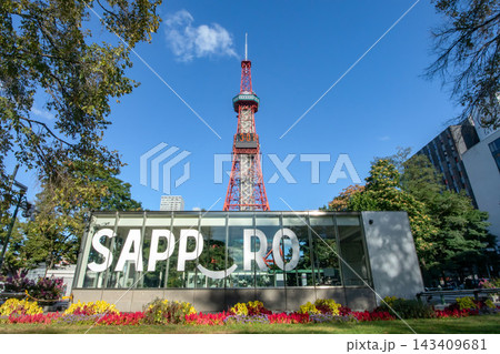 北海道札幌市の大通公園と札幌テレビ塔 北海道札幌市の大通公園と札幌テレビ塔 143409681