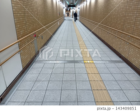 狭い地下道、地下歩道、地下通路 143409851