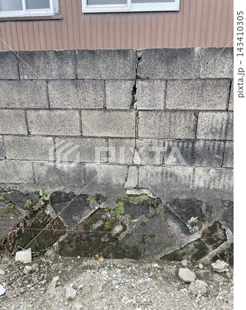 老朽化したブロック塀のひび割れと劣化 143410305
