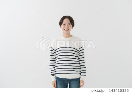 カジュアルな40代女性のポートレート 143410326