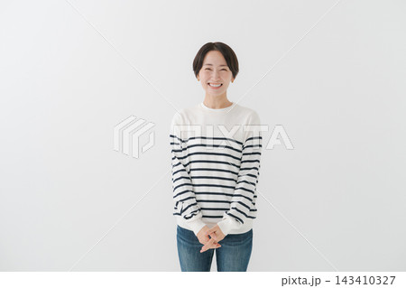 カジュアルな40代女性のポートレート カジュアルな40代女性のポートレート 143410327