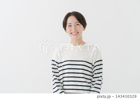 カジュアルな40代女性のポートレート カジュアルな40代女性のポートレート 143410329