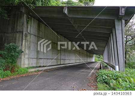 山間部の道路を覆うコンクリート製スノーシェッド 山間部の道路を覆うコンクリート製スノーシェッド 143410363