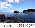 能登半島石川県の恋路海岸と青空に浮かぶ弁天島 143410560