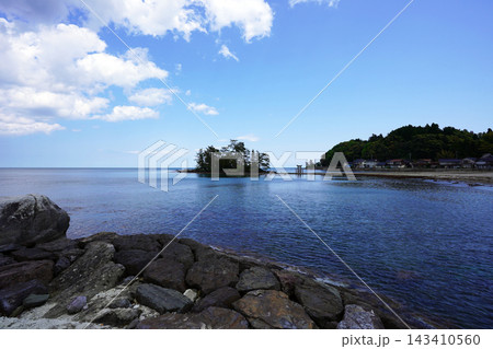 能登半島石川県の恋路海岸と青空に浮かぶ弁天島 能登半島石川県の恋路海岸と青空に浮かぶ弁天島 143410560
