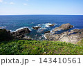 能登半島最先端の絶景・珠洲岬から見下ろす青い海と岩礁の風景 143410561
