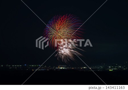 夜空を鮮やかに染め上げる静岡県袋井市のふくろい遠州の花火大会(静岡県) 夜空を鮮やかに染め上げる静岡県袋井市のふくろい遠州の花火大会(静岡県) 143411163