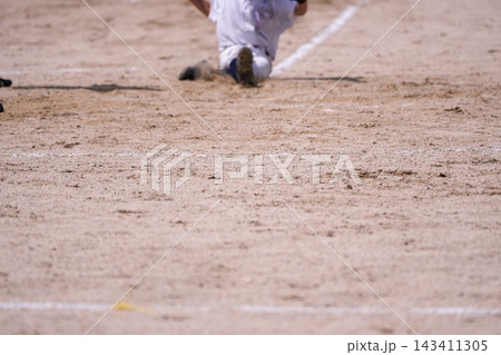プロ野球選手を夢見て頑張っている野球少年 プロ野球選手を夢見て頑張っている野球少年 143411305